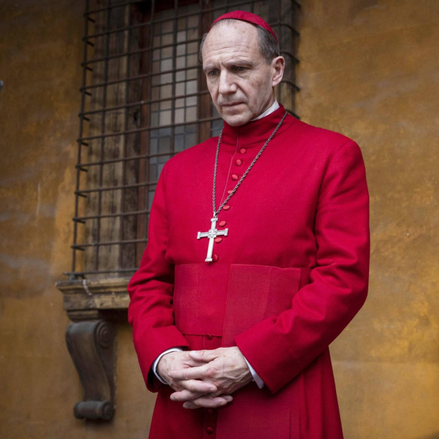 Ralph Fiennes u ulozi pape: Nakon smrti pape, proglašava se ‘ratno stanje‘, oni koji glasaju odvojeni su u posebne prostorije, oduzeti su im mobiteli, nema tv-a ni novina