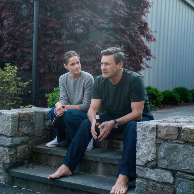 Jon Hamm u ‘Your Friends & Neighbors‘ s Amandom Peet