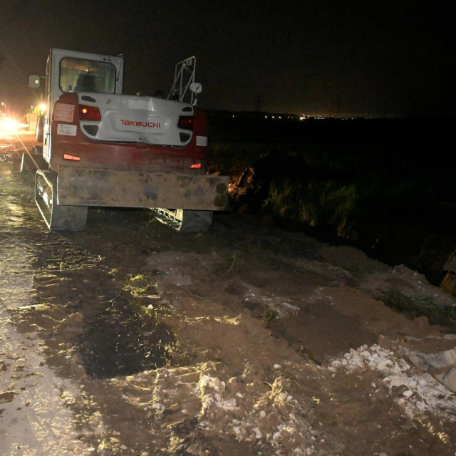 Velika tragedija u Novakima Oborovskima, došlo je do odrona zemlje na gradilištu pri čemu je smrtno stradao 30-godišnji radnik