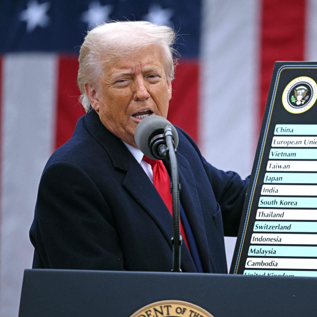 Donald Trump predstavlja carine