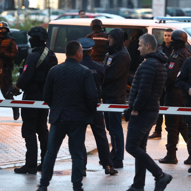 Pripadnici specijalnih snaga policije Republike Srpske sprječavaju pristup Dodiku