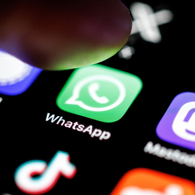 WhatsApp je mogućnost razgovaranja s Meta AI-jem usporedio s drugim opcijama unutar svoje aplikacije kao što su ”kanali” (eng. channels) i ”status”