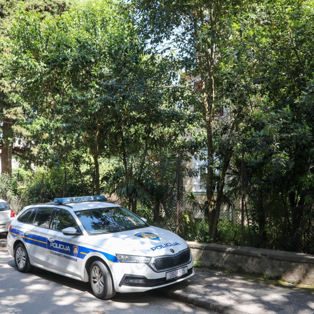 Pula: Jutros je policija pokušala privesti jednu osobu na adresi Negrijeva. Tom prilikom morali su primjeniti silu nad muškarcem kojem je pozlilo te je preminuo