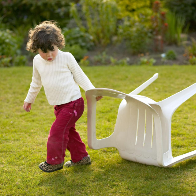 Bijeli vrtni namještaj je lijep, ali se lako zaprlja