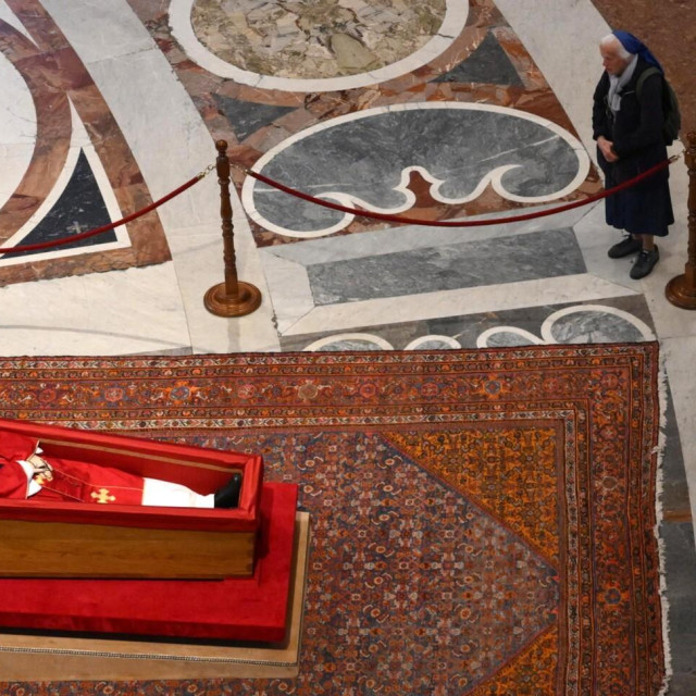 Časna sestra Genevieve Jeanningros kod lijesa pape Franje