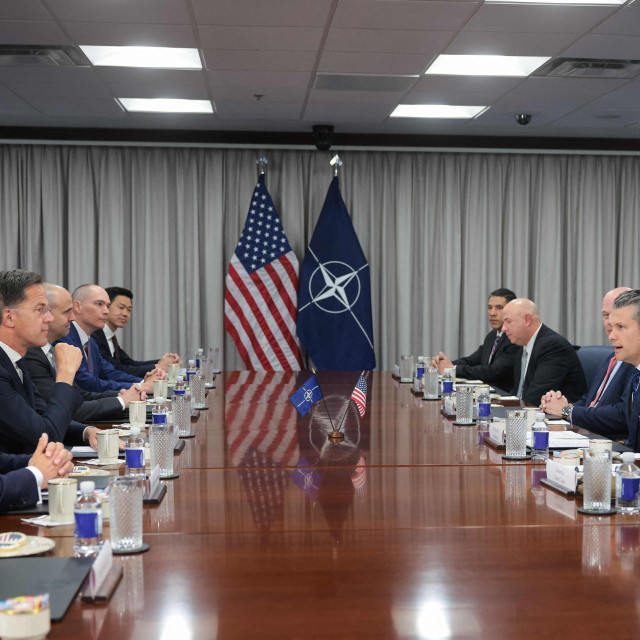  Pete Hegseth pozdravio je glavnog tajnika NATO-a Marka Ruttea