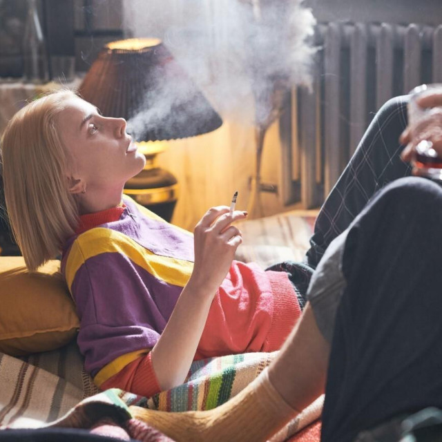 Djevojka puši i pije s prijateljima, ilustrativna fotografija