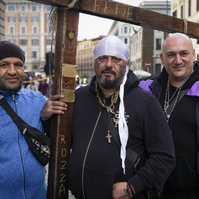 Tri prijatelja koja hodočaste: Muhamed Ciril, Gennaro Speria, Antonio Altopiedi