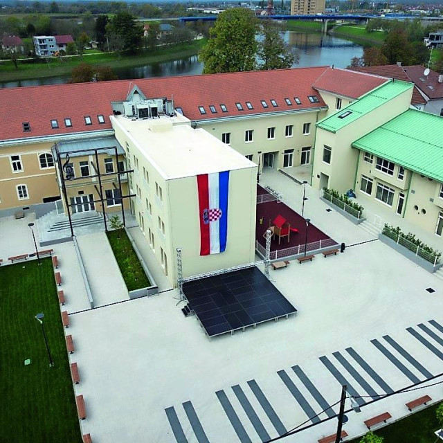Od nekadašnjeg zatvora napravili nezamislivo

Bivši zatvor u centru Sisku pretvorili su u moderno uređenu zgradu u kojoj se nalaze prvi županijski vrtić Zvjezdice, galerijski prostori, Glazbena škola Frana Lhotke, a vanjski trg uz zgradu postao je otvoren prostor za održavanje manifestacija i koncerata