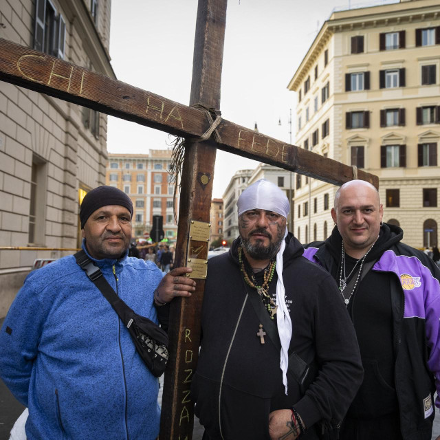 Tri prijatelja koja hodočaste: Muhamed Ciril, Gennaro Speria, Antonio Altopiedi