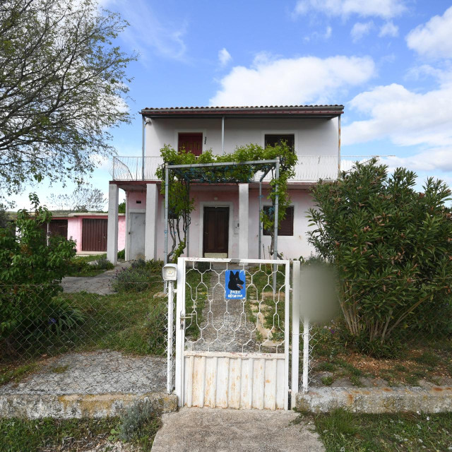 U mjestu Lepuri u obiteljskoj kući muškarac u dobi od 81 godinu vatrenim oružjem usmrtio žensku osobu u dobi od 83 godine, a potom u kući istim oružjem izvršio samoubojstvo