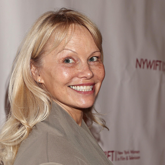 Pamela Anderson stari bez šminke, odjevena u zemljane tonove i sretna
 