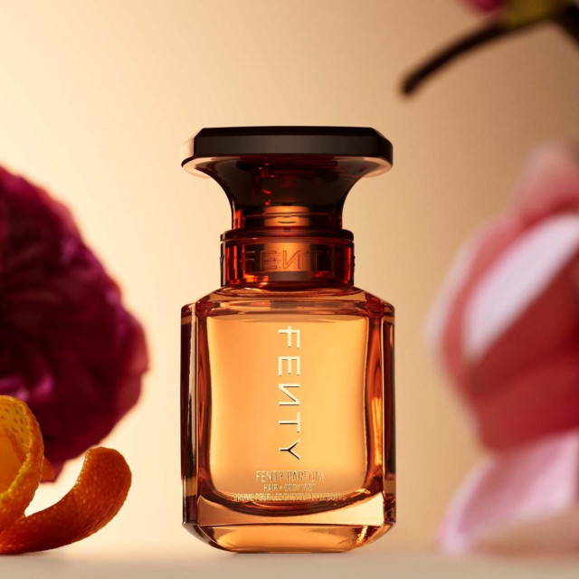 Fenty Beauty, brend uspješne pjevačice i poduzetnice Rihanne, također ima u ponudi miris za kosu 