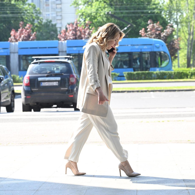 Nezavisna kandidatkinja za gradonačelnicu Zagreba Marija Selak Raspudic predala je potpise za službenu kandidaturu na lokalnim izborima za Grad Zagreb