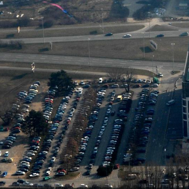 Parkiralište iza INA-ine zgrade (arhiva)