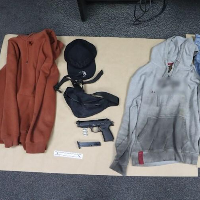 zaplijenjeni predmeti od uhićenog serijskog razbojnika