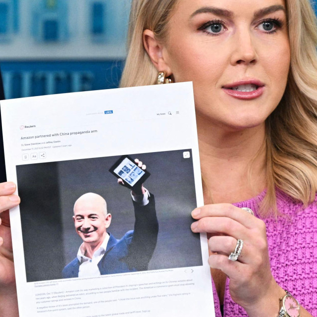 Karoline Leavitt s novinskim člankom