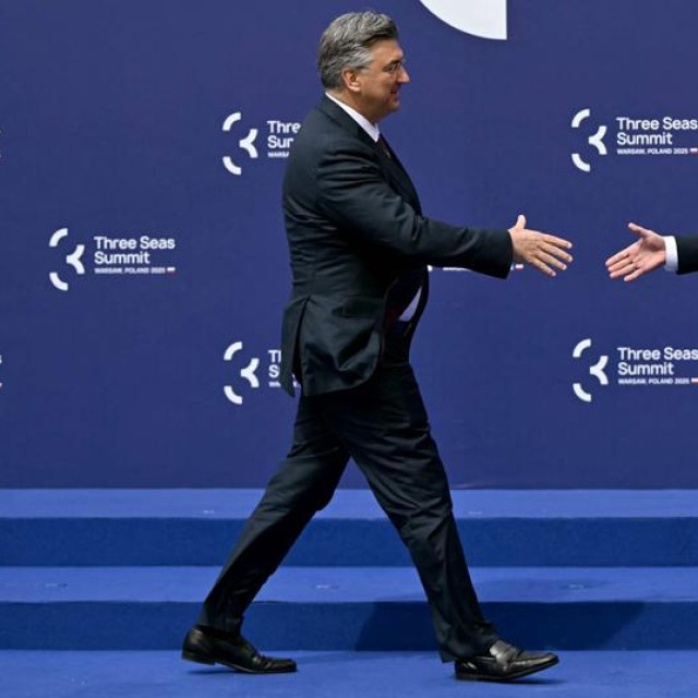 Domaćin summita, poljski predsjednik Andrzej Duda dočekuje hrvatskog premijera Andreja Plenkovića na početku summita Inicijative triju mora u Varšavi, 29. travnja. 