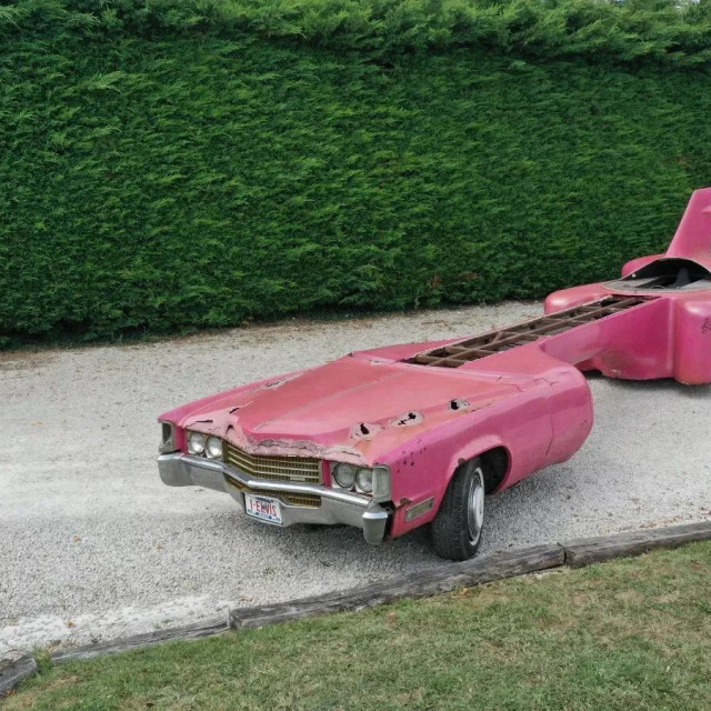 Elvisov Guitar Car