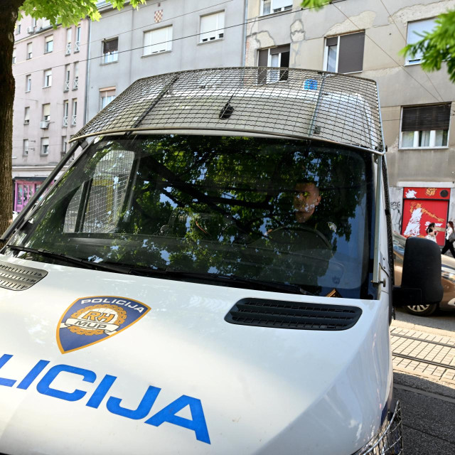 Dovođenje uhićenih Koste Kostanjevića i Slavka Galića, osumnjičenih za korupcijske radnje u aferi Hipodrom, na ispitivanje u USKOK