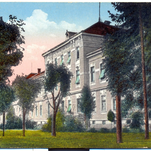 Kraljevska zemaljska javna bolnica, 1932.: Pri gradnji, u to vrijeme, moderne bolnice sa 110 kreveta vodilo se računa i o vjetrovima te stranama svijeta prema kojima će sobe biti okrenute.