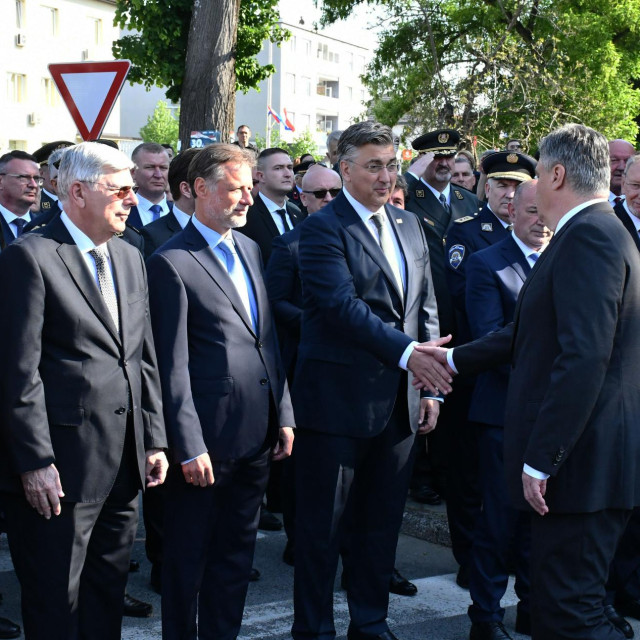 Srdačan pozdrav Plenkovića i Milanovića u Okučanima
