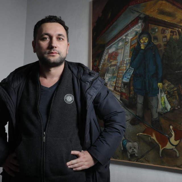 Stipan Tadić snimljen u Galeriji Josip Račić u zimu 2023.
 