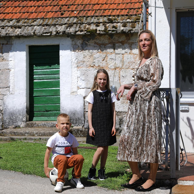 Mama Ana Marija Čondić s kćeri Vanom i sinom Marijanom u Svibu, selu u Imotskoj krajini; njih četvero - tata je na brodu - doselili su se iz Splita
