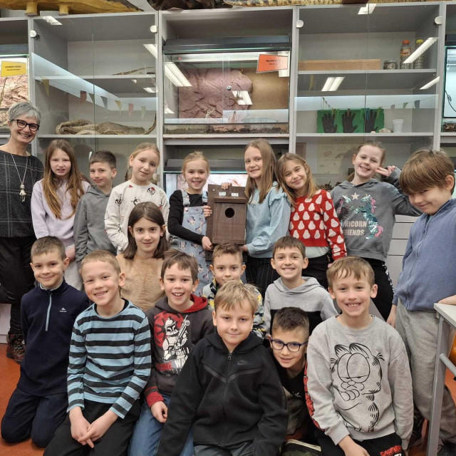 Učiteljica i učenici Osnovne škole Dobriše Cesarića