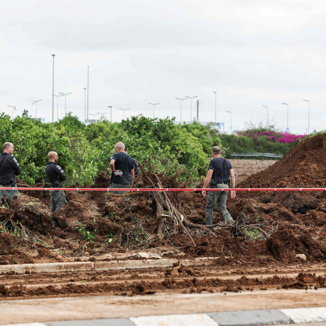 Raketa koja je pala blizu zračne luke Ben Gurion napravila je poveću rupu