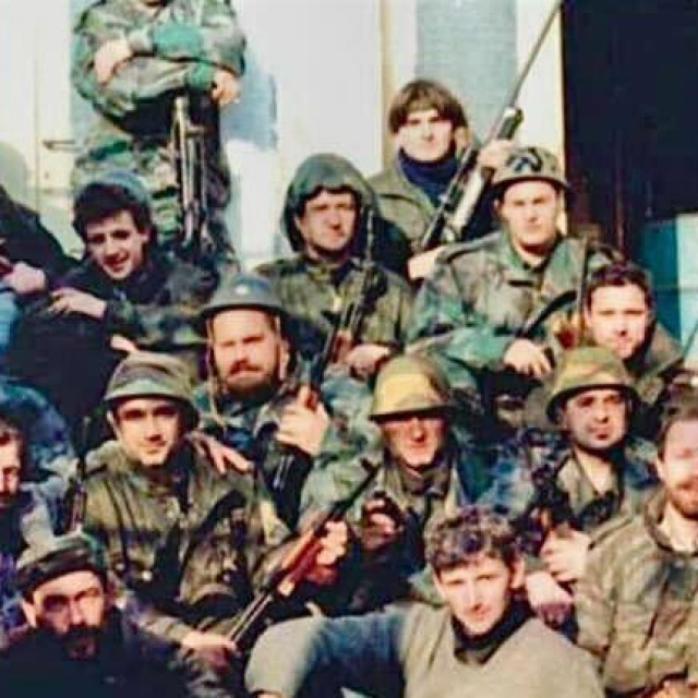 Splitski dobrovoljački bataljun na dubrovačkom ratištu, početak prosinca 1991. godine. Na fotografiji: Ranko Ostojić (u krugu) i HDZ-ovac Petar Škorić (gore, s trakom oko glave)