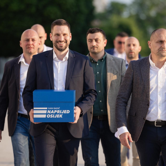 Zamjenik gradonačelnika Osijeka Dragan Vulin, saborska zastupnica i kandidatkinja za Osječko-baranjsku županicu Nataša Tramišak, gradonačelnik Osijeka Ivan Radić i ministar obrane Ivan Anušić