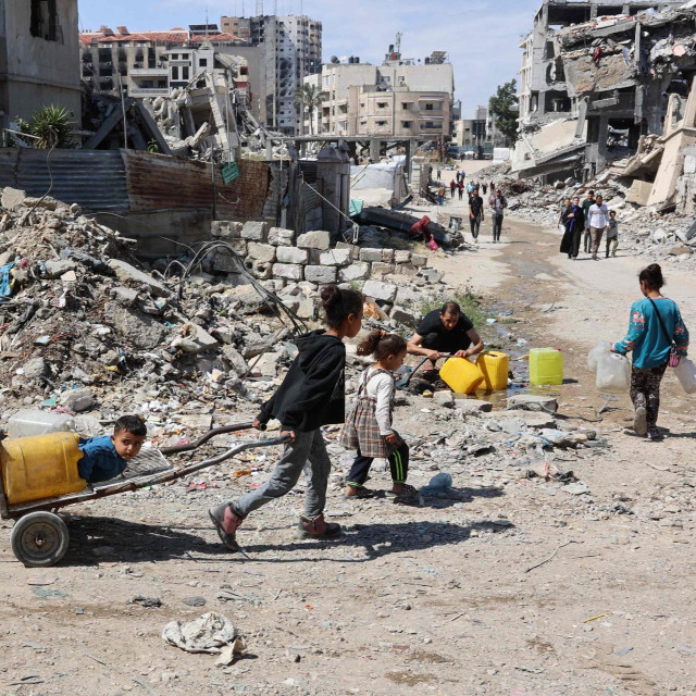 Djeca nose vodu u Gazi