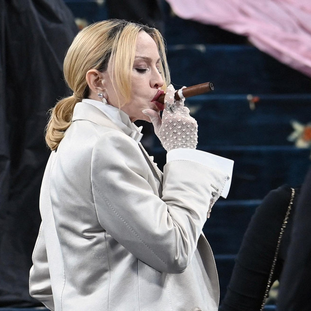 Madonna s cigarom i u bijelom odijelu na plavom tepihu Met Gale