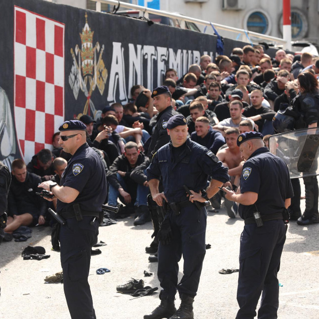 Specijalna policija i pripadnici Torcide i BBB-a