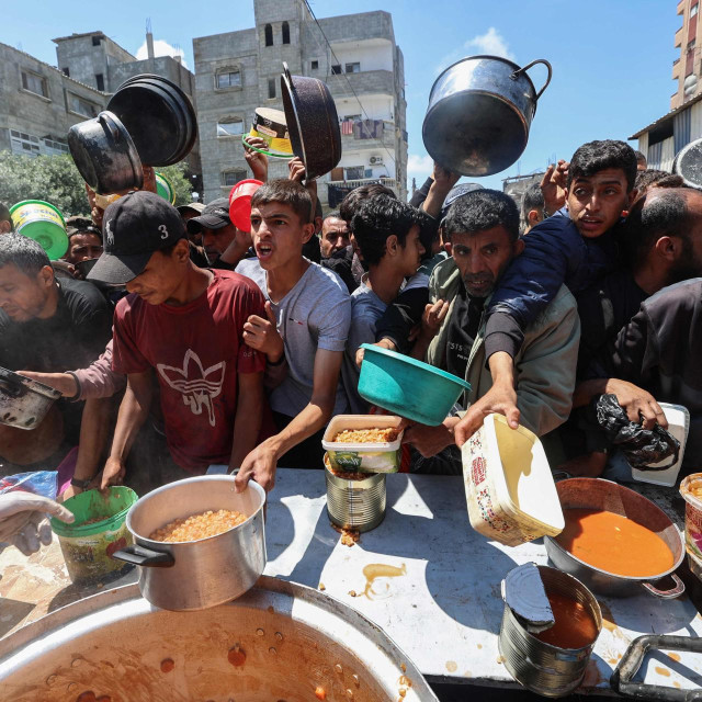 Dijeljenje hrane u izbjegličkom kampu u Gazi
