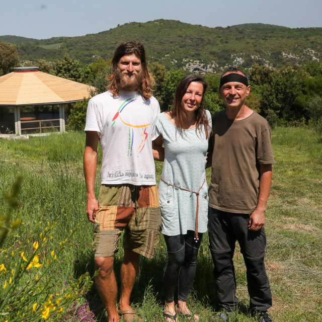 Bespravni kamp Limeja
Na fotografiji: Jana Žufić s članovima udruge
 