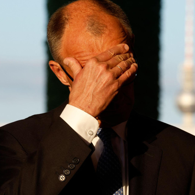Snalažljivi lider poskliznuo se na prvom, formalnom koraku, pa se drži za glavu