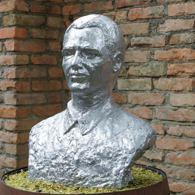 Vlada Divljan skulptura