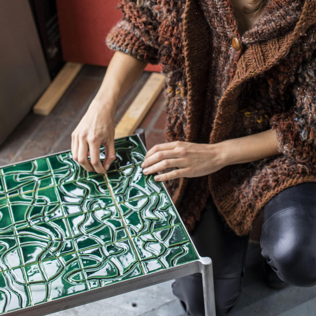 Dinamika procesa RUČNE IZRADE PLOČICA u kojoj ih radnici dodaju jedni drugom nadahnula je Klasjinu seriju ”Plesači”