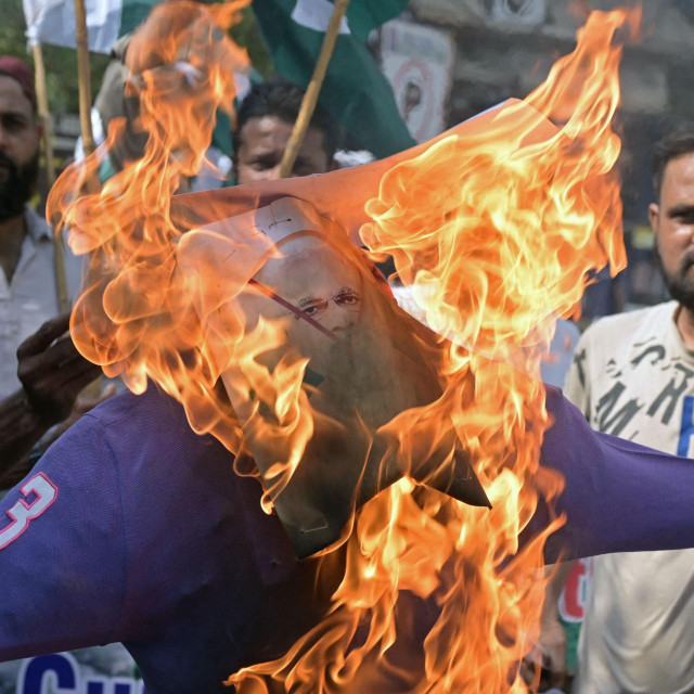 Demonstranti spaljuju lik Narendre Modija