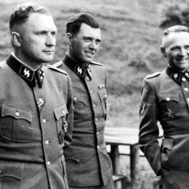 Josef Mengele (u sredini)