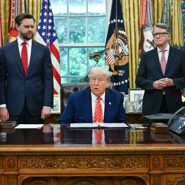 Donald Trump sa svojim timom u Bijeloj kući
