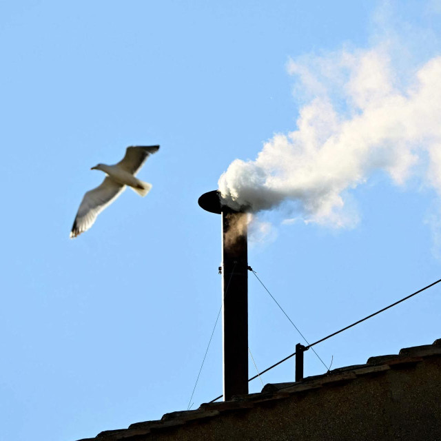 Bijeli dim izlazi iz Sikstinske kapele