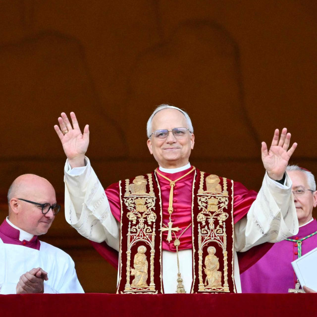 Novi papa Robert Francis Prevost na balkonu Bazilike Sv. Petra u Vatikanu, Lav XIV.