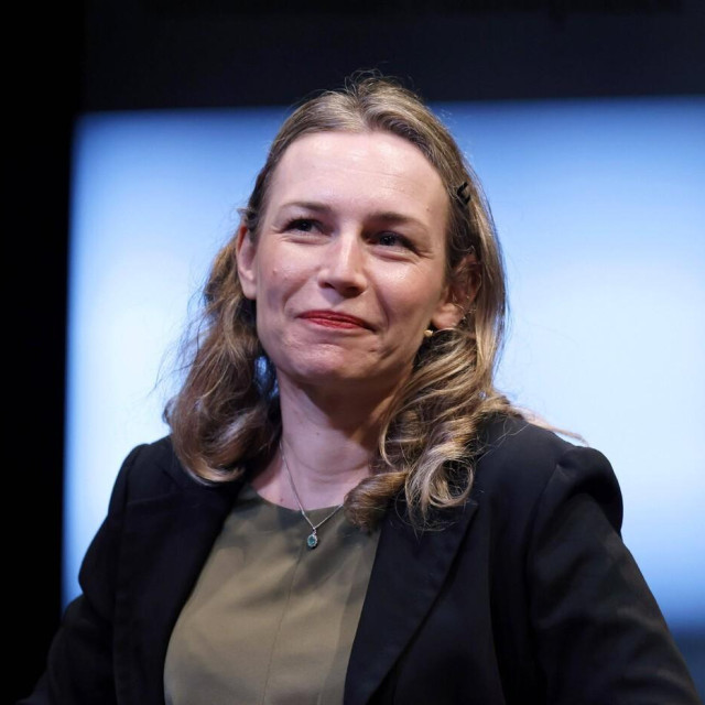 Lea Ypi: Imala je lijepo djetinjstvo. Često se spominje gledanje jugoslavenskih TV programa na kojima je otac naučio srpsko-hrvatski i makedonski promatranjem turista