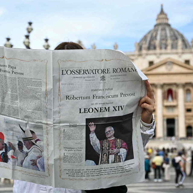 Papa Lav XIV. na naslovnici novina