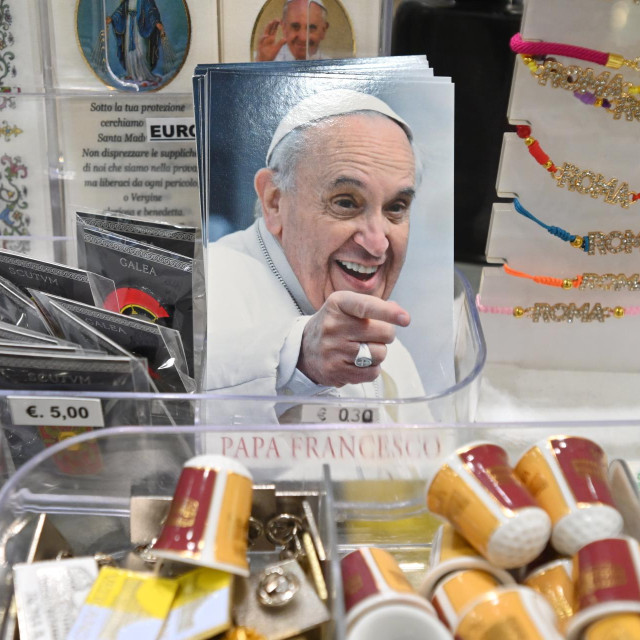 Suveniri s likom pape Franje u Vatikanu postali su vrlo povoljni