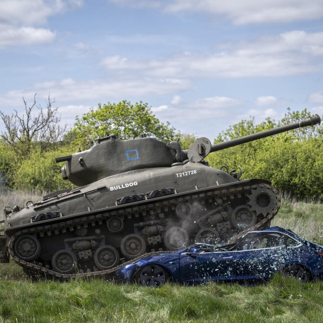 Veteran Ken Turner je tenkom pregazio Teslu