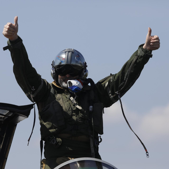 Odrzavanje manifestacije AIRVG - zrakoplovni dan u Velikoj Gorici. Na programu je predstavljanje eskadrile 12 Rafalea te bogat letacki program.
 